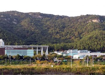 Jindo National Gugak Center has facilities for various performance-related programs, gugak (music of Korea) training, and gugak research with a  theater exclusively for gugak (600 seats), large outdoor theater (1,200 seats), and small outdoor theater (120 seats), practice hall, restaurant, and cafeteria.