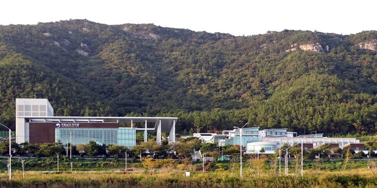 Jindo National Gugak Center has facilities for various performance-related programs, gugak (music of Korea) training, and gugak research with a  theater exclusively for gugak (600 seats), large outdoor theater (1,200 seats), and small outdoor theater (120 seats), practice hall, restaurant, and cafeteria.