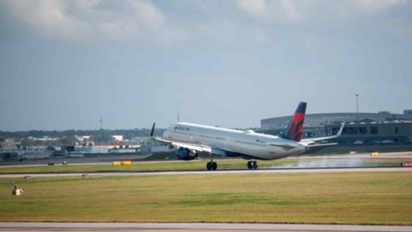 델타항공 여객기 날개 플랩 파손, 텍사스 공항 긴급 착륙 - Newswave25 | 뉴스웨이브25 신문사